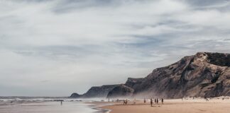 Ile trwa lot z Warszawy do Faro w Portugalii?
