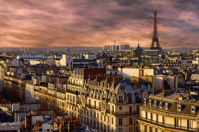 Ile czasu leci się do Paryża?